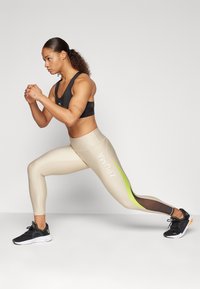 Puma FIT EVERSCULPT FASHION - Pajkice – hlače - putty