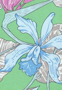 Tkanina w kwiaty z niebieskim wzorem orchidei o spiczastych płatkach; tło w odcieniach zieleni z szarymi i różowymi akcentami kwiatowymi. Gładka tekstura.