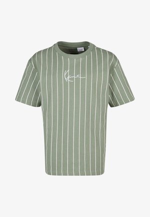 Tricou verde cu dungi, fabricat din bumbac moale, având dungi verticale albe și un decolteu rotund, cu un logo distinctiv pe față.