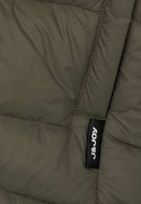 Olijfgroene gewatteerde jas met een gestikt patroon, met een zwart label waarop "J&JOY" staat. Het materiaal lijkt glad en licht glanzend.