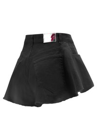 Musta farkkuhame, jossa on levenevä muoto, hapsutettu helma ja kaksi takataskua. Vyötäröllä on erottuva etiketti logolla.