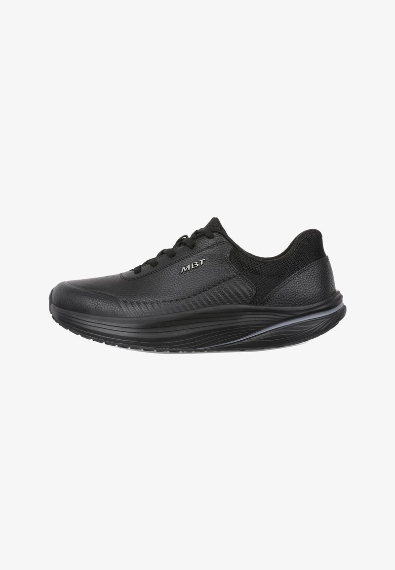 Chaussure de sport basse noire avec fermeture à lacets, dessus en cuir texturé et mesh, semelle épaisse et coussinée, et logo "MBT" sur le côté.