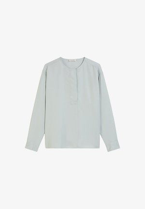 Jasnoniebieska bluzka z długim rękawem wykonana z gładkiego materiału, z okrągłym dekoltem, bez zapięcia z przodu oraz z mankietami.