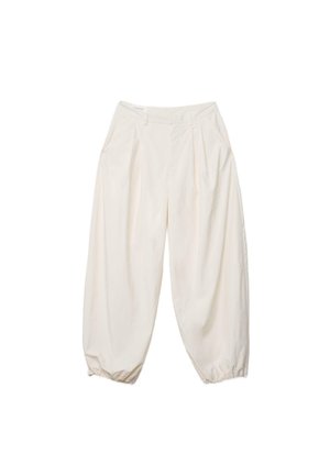 Spodnie o szerokich nogawkach w kolorze kremowym, z plisami, wysokim stanem, bocznymi kieszeniami, szlufkami na pasek oraz ściągaczami przy mankietach, na białym tle.