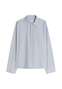 Camicia a maniche lunghe blu chiaro con sottili righe verticali rosse. Presenta un colletto button-down e una tasca sul petto. Tessuto in cotone.
