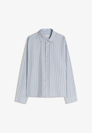 Lys blå langærmet skjorte med smalle lodrette striber i rød. Har en knap-nej-krave og en enkelt brystlomme. Lavet af bomuldsstof.