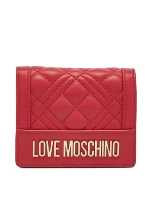 Portafoglio rosso trapuntato con "LOVE MOSCHINO" in lettere dorate sulla pattina frontale, con motivi di cucitura a diamante e quadrato.
