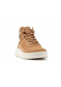 Zapatilla alta de cuero marrón con suela de goma blanca, punta redonda, cordones delanteros, ojales plateados y forro de piel sintética en el cuello.