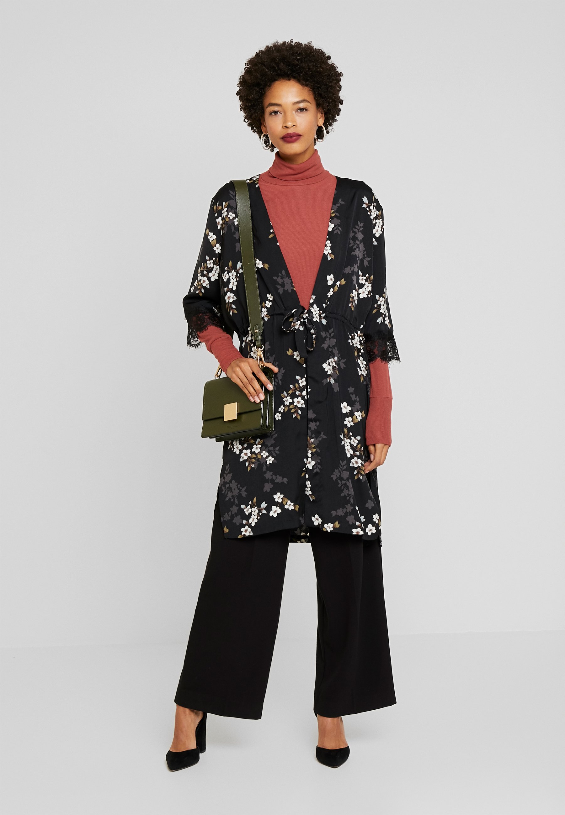 Rosemunde JACKET 34 S Lett jakke black cherry bloom Bloom jakke | Hullmønster | Strikkeoppskrift jakke av