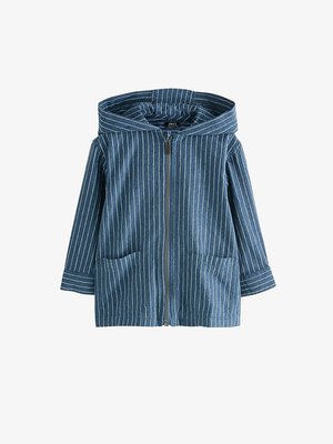 Jachetă cu fermoar și glugă, din țesătură albastră cu dungi verticale albe. Dispune de două buzunare frontale și un design lejer.