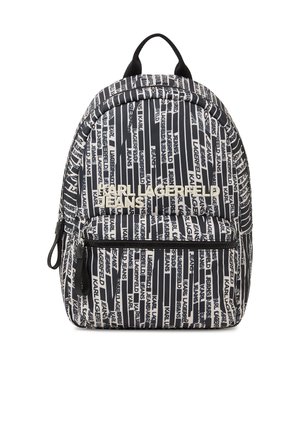 Mochila en blanco y negro con patrón repetitivo de texto "Karl Lagerfeld Jeans" y bolsillo frontal con cremallera, con un llamativo logo "Karl Lagerfeld Jeans".
