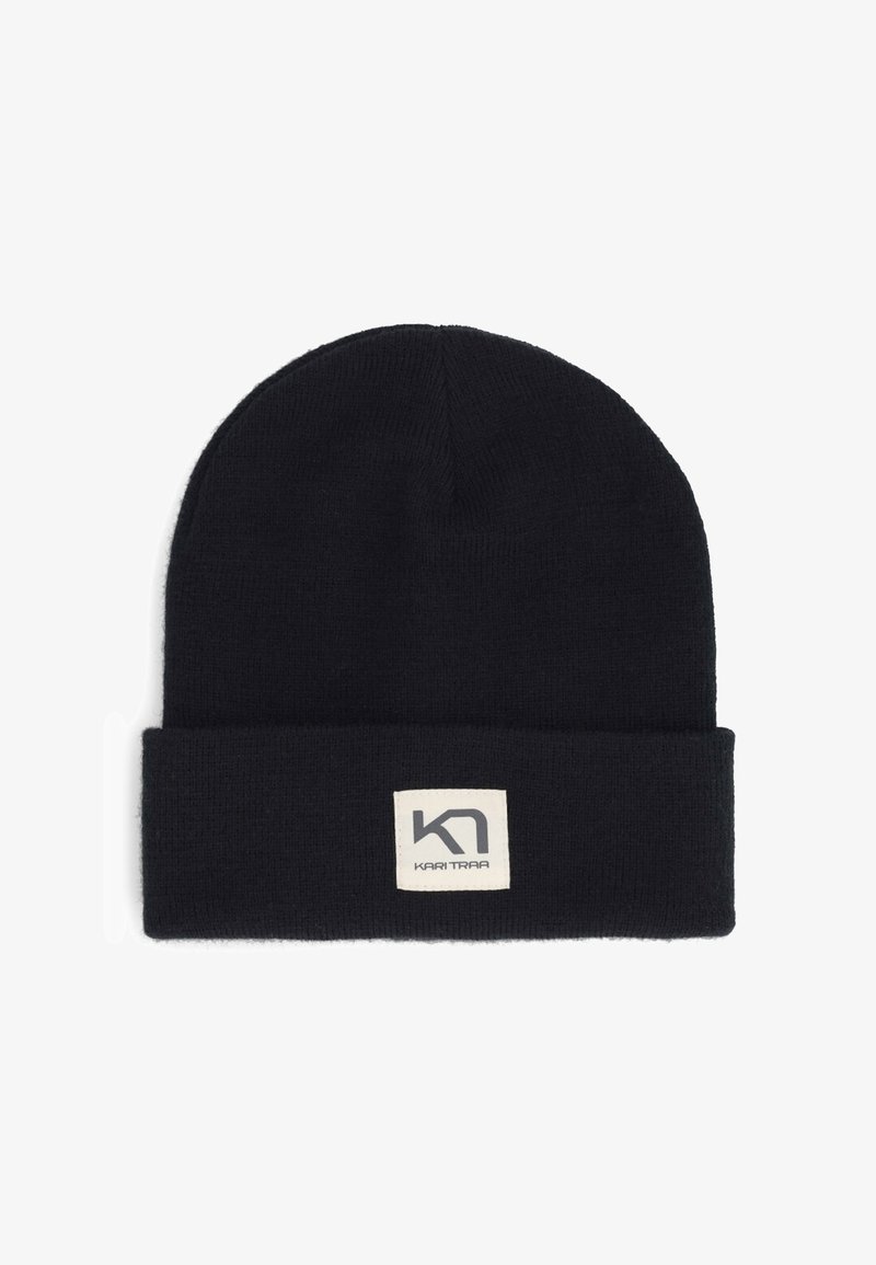 Svart stickad mössa med vikbar kant, med en rektangulär krämfärgad etikett med grå logotyp och text. Mjuk struktur, åtsittande form.