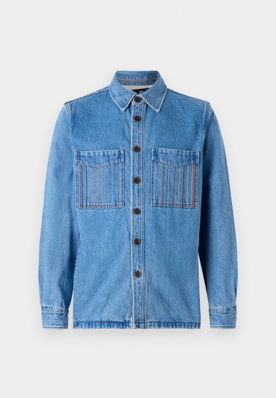 Svetlo modra jeans jakna z zapenjanjem na gumb, dvema žepoma na prsih in dolgimi rokavi. Ima kontrastne šive in klasični ovratnik.