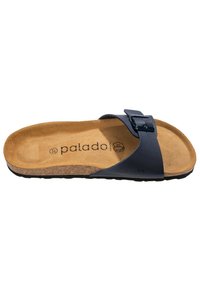Dunkelblaue Sandale mit einem Korkfußbett, einem verstellbaren Riemen und einer strukturierten Sohle, die den Markennamen "palado" geprägt trägt.