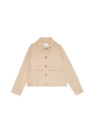 Veste beige courte à manches longues, boutonnée sur le devant, col large et deux grandes poches plaquées frontales.