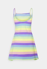 Robe sans manches avec fines bretelles et rayures horizontales pastel en violet, bleu, vert, jaune et rose sur un fond clair.