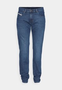 Jeans de denim en azul oscuro, con un corte clásico de piernas rectas, cierre de botón y un pequeño logotipo en el lateral.