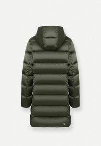 Olivgrön fodrad jacka med huva, med vertikal quiltning, en mjuk textur och en cirkulär logotyp på nedre höger sida.
