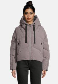 Hellgraue, wattierte Pufferjacke mit Kapuze, ausgestattet mit schwarzen Kordelzügen und seitlichen Reißverschlusstaschen. Kurz geschnittenes Design mit langen Ärmeln.
