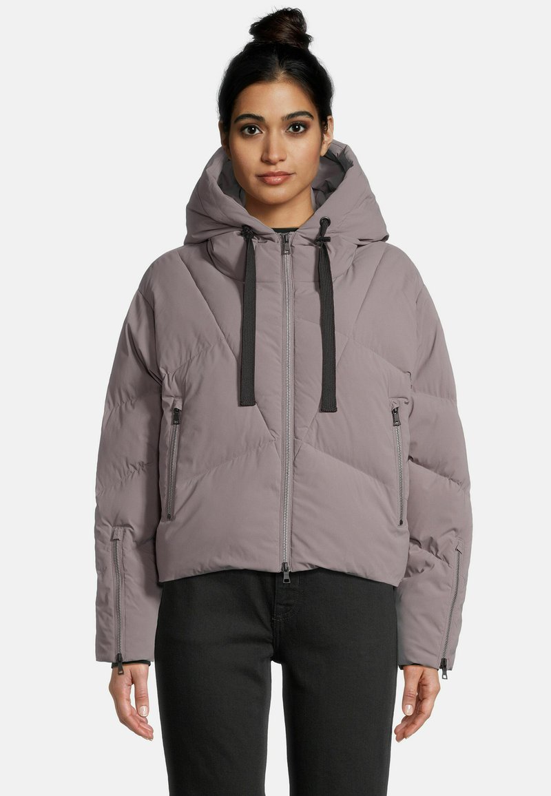 Hellgraue, wattierte Pufferjacke mit Kapuze, ausgestattet mit schwarzen Kordelzügen und seitlichen Reißverschlusstaschen. Kurz geschnittenes Design mit langen Ärmeln.