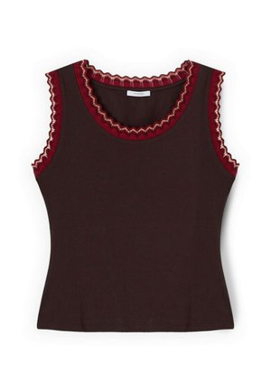 Top marrón sin mangas con un escote redondo y sisas adornadas con un borde de volantes superpuestos en rojo y beige.