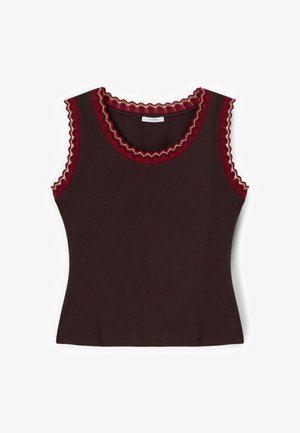 Brązowy top bez rękawów z okrągłym dekoltem i otworami na ramiona wykończonymi warstwową, czerwoną i beżową falbanką.