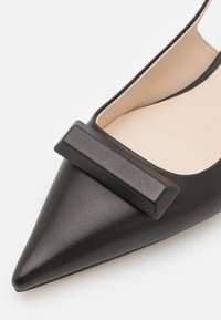 Marc Cain Klassikalised kontsakingad - black
