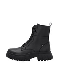 Bottes en cuir noir à lacets avec une semelle en caoutchouc épaisse, dotées d'un soutien de cheville renforcé et d'un logo latéral distinctif.