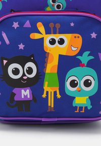 Színes gyerek hátizsák, amely kék anyagból készült, mese állat karakterekkel: egy fekete macska, egy sárga zsiráf és egy zöld madár díszítéssel.
