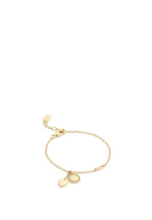 Bracelet délicat en chaîne dorée avec deux breloques : un cœur lisse et un disque rond gravé d’un texte et d’un bord décoratif.