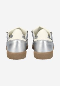 Baskets argentées avec des accents en cuir blanc, semelles en caoutchouc et doublure en mesh ; talon arrondi et surface lisse. La vue arrière met en valeur les détails de conception.