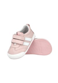 Zapatos de cuero rosa con correas de velcro blancas, punta redondeada, cuello acolchado y una suela de goma texturizada que presenta un fondo rosa y un logotipo.