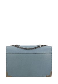 Borsa a tracolla blu in pelle con superficie texture, forma rettangolare, tracolla a catena e dettagli metallici agli angoli.