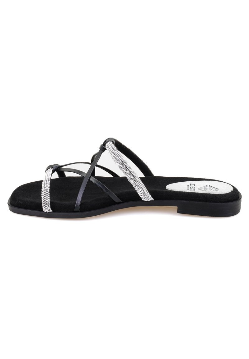 Zwarte flip-flop sandaal met suede textuur, voorzien van gekruiste banden versierd met zilveren rhinestones en een platte rubberen zool.