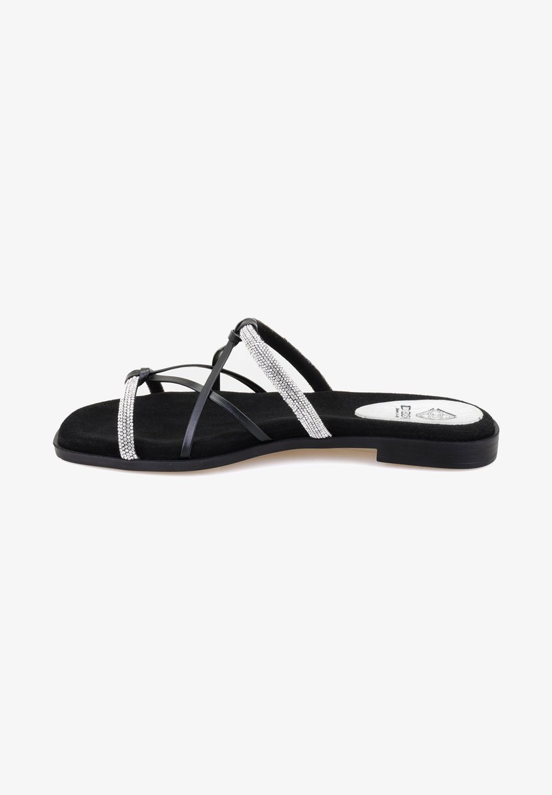 Schwarze Flip-Flop-Sandale aus Wildleder mit kreuzförmigen Riemen, die mit silbernen Strasssteinen verziert sind, und einer flachen Gummisohle.