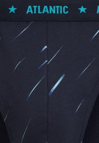 Męska bielizna w kolorze granatowym, z wzorem cienkich, ukośnych linii w jasnoniebieskim i zielonym kolorze. Elastyczny pas w kolorze turkusowym z napisem "ATLANTIC".