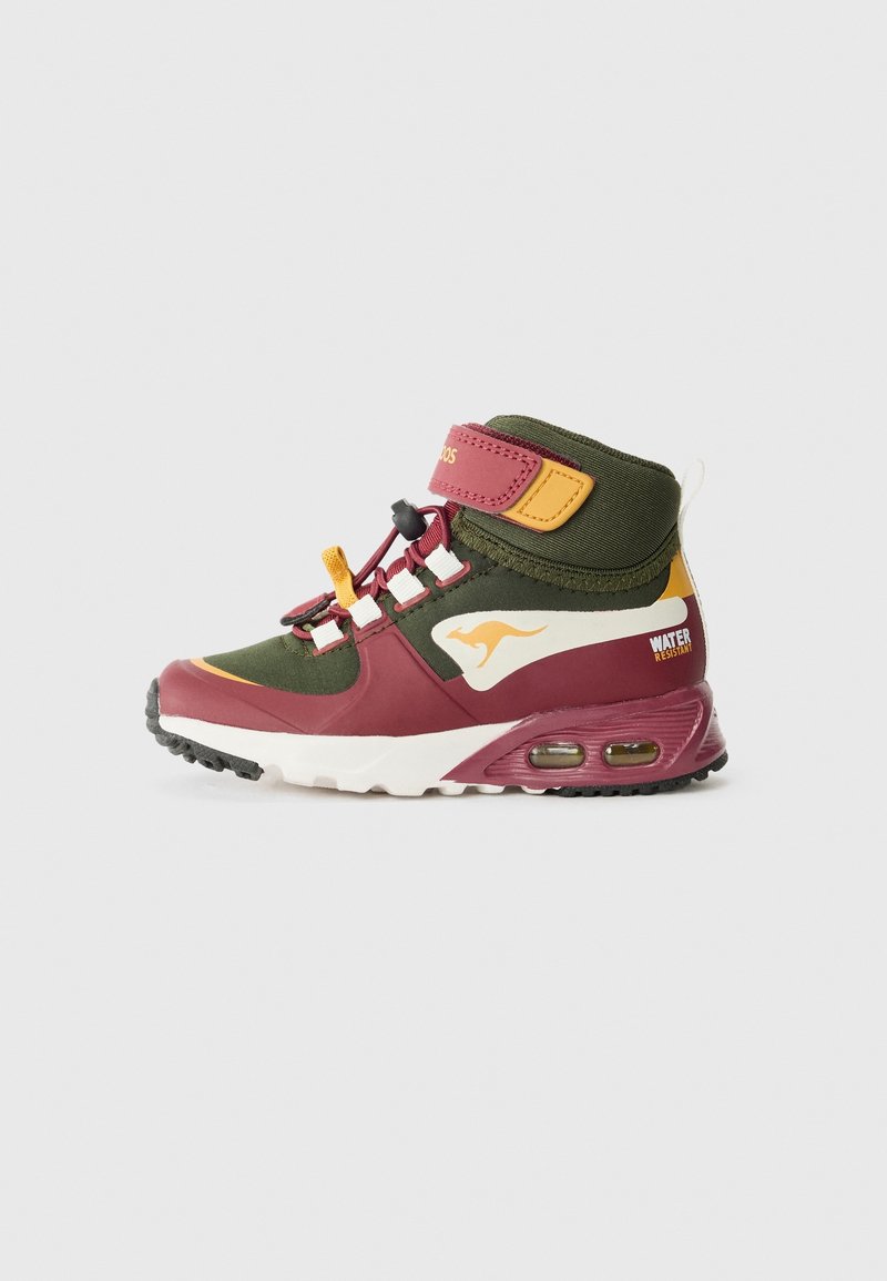 Basket montante enfant en vert, bordeaux et jaune avec fermeture Velcro, semelle amortie à coussin d’air et étiquette résistante à l’eau au talon.