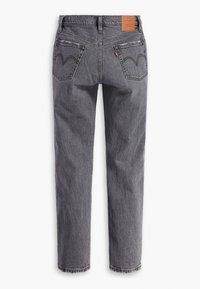Jean en denim gris taille haute avec jambes droites, deux poches arrière avec coutures arquées, et une étiquette de marque en cuir marron sur la ceinture.