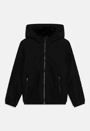 Veste d'hiver noire à capuche avec fermeture éclair frontale et deux poches latérales zippées, dotée de manches rembourrées et d'une texture de tissu lisse.