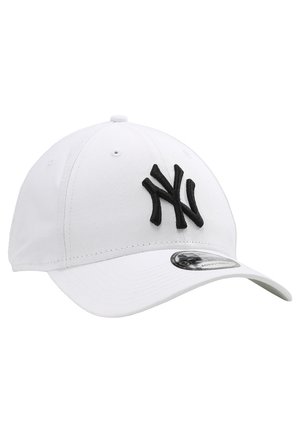 Gorra de béisbol blanca hecha de tela, con un logo negro bordado de "NY" en la parte frontal, visera curvada y correa ajustable en la parte trasera.
