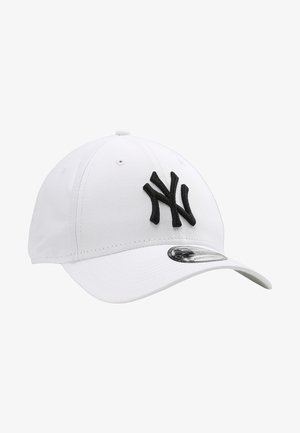 Hvid baseballkasket lavet af stof, med et sort broderet "NY" logo på fronten, buet skygge og justerbar rem bagpå.