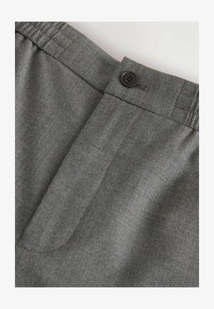Graue maßgeschneiderte Hosen mit flachem Vorderteil, Knopfverschluss und einer Textur, die feiner Wolle ähnelt. Mit genähten Taillendetails und Taschen.