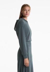 OYSHO SOFT TOUCH CROP HOODED WITH FITTED WAIST - Felpa con cappuccio - mottled grey