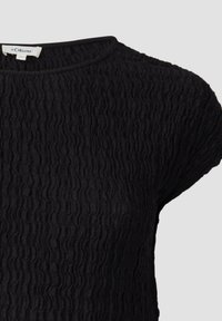 Zwarte textuur top met een golvend patroon, ronde halslijn en korte mouwen. Gemaakt van lichtgewicht materiaal, met subtiele stikseldetails.