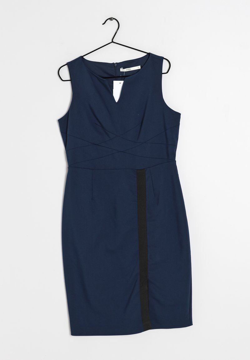Sinih pitkänomainen mekko, jossa on pyöreä pääntie, jämäkkä bodice, ristikkäiset yksityiskohdat ja musta sivuraita. Ripustettuna mustalle koukulle.