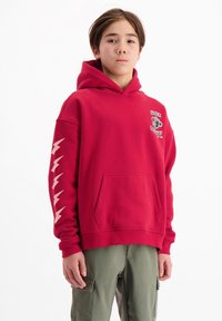 Rode hoodie met een voorzak, voorzien van een logo op de borst en witte bliksemgraphics op de mouwen. Zachte stof, ontspannen pasvorm.
