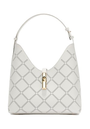 Sac à main en cuir blanc avec un motif de perforations en forme de losange et une fermeture en métal doré sur une bandoulière réglable.