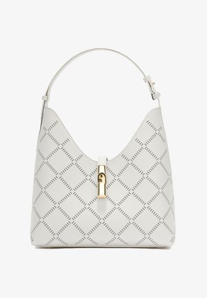 Weiße Lederhandtasche mit diamantförmigem Lochmuster und goldfarbenem Verschluss an verstellbarem Schulterriemen.