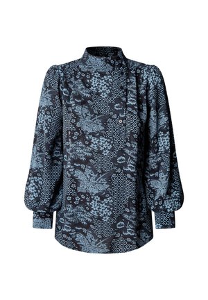 Blusa nera a maniche lunghe con colletto alto e motivo floreale e di uccelli blu, abbottonata davanti, con maniche leggermente arricciate e polsini.