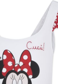 Witte zwempak met rode stippenaccenten. Heeft een Minnie Mouse-ontwerp op de voorkant en rode geborduurde tekst die "Cucì!" zegt op de schouder.